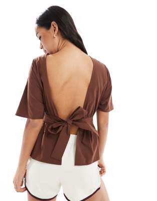 ASOS DESIGN – Brun blus med öppen rygg och knytning i midjan - view 1