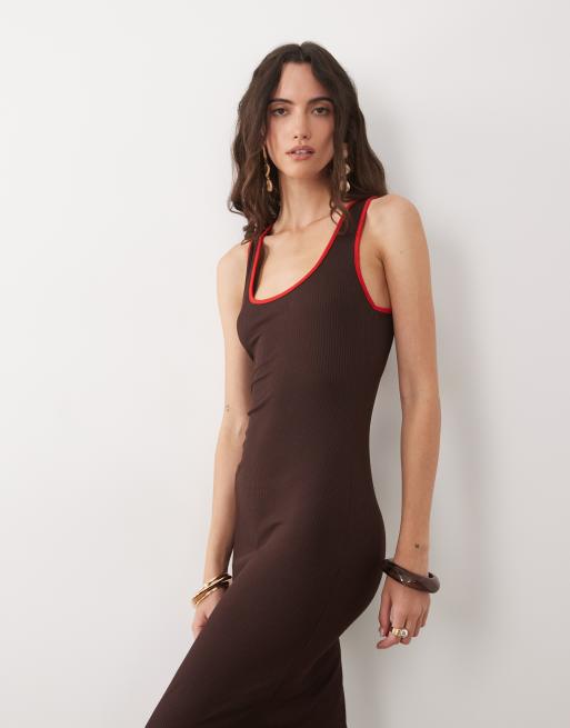 ASOS DESIGN – Brun bodycon-klänning i midilängd med halterneck och röd kantrand, 2 av 4