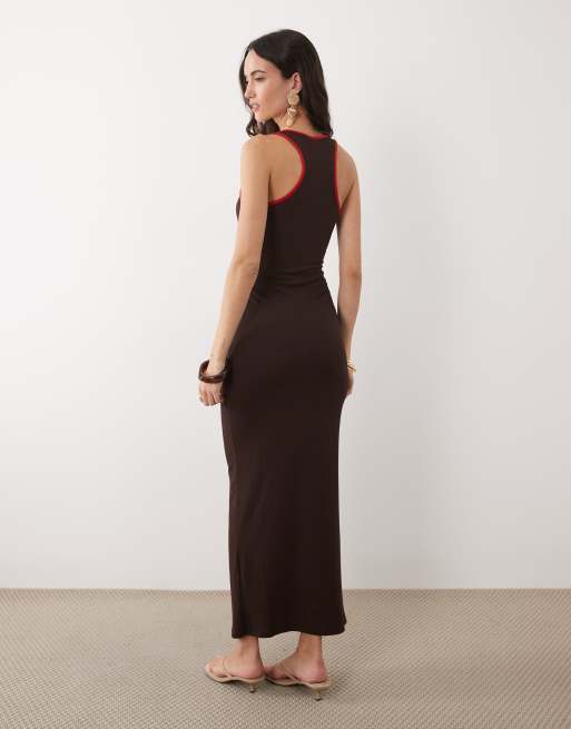 ASOS DESIGN – Brun bodycon-klänning i midilängd med halterneck och röd kantrand, 3 av 4