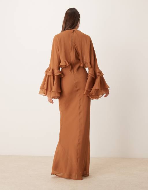 ASOS DESIGN – Brun, diagonalskuren maxiklänning med överlager, pingvinärm och volanger, 4 av 4