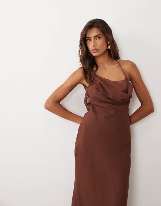 ASOS DESIGN – Brun, diagonalskuren, panelsydd midiklänning med draperad ringning och axelband, 2 av 4