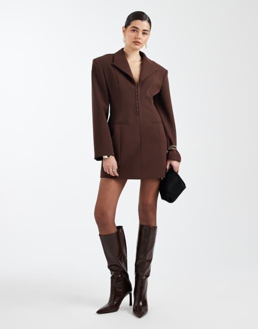 ASOS DESIGN – Brun, figursydd klänning med djup ringning framtill och indragningar, 2 av 4