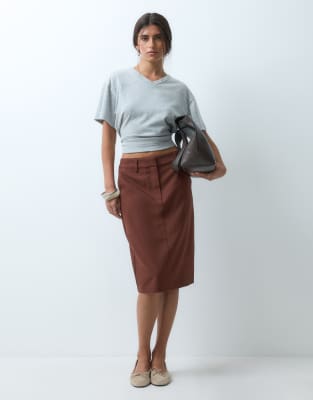 ASOS DESIGN – Brun, figursydd och knälång pennkjol — kjol med fickor från ASOS