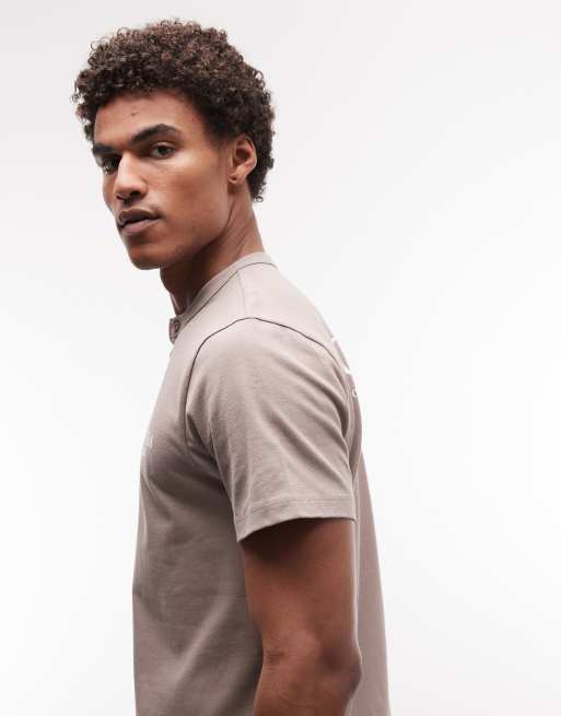 ASOS DESIGN - Brun forvasket henley-T-shirt i kraftigt materiale med tekstgrafik, 4 af 5