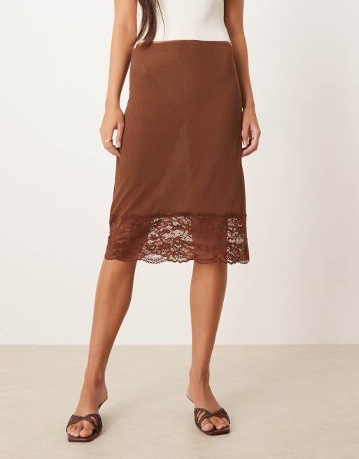 ASOS DESIGN – Brun, halvlång, ribbad kjol i skirt tyg med spetskant, 2 av 5