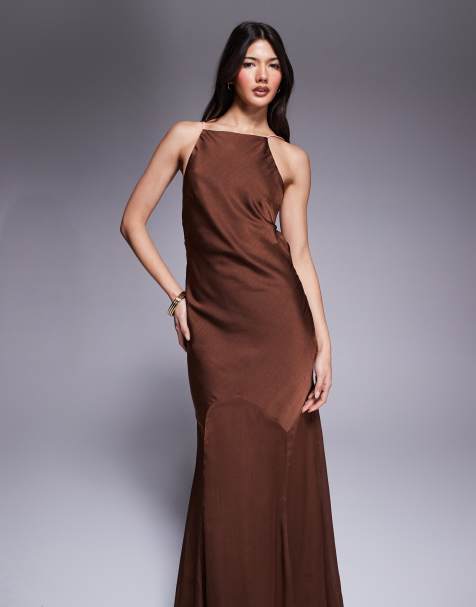 ASOS DESIGN - Brun højhalset maxikjole i satin med skråsnit og fishtail-snit - view 1
