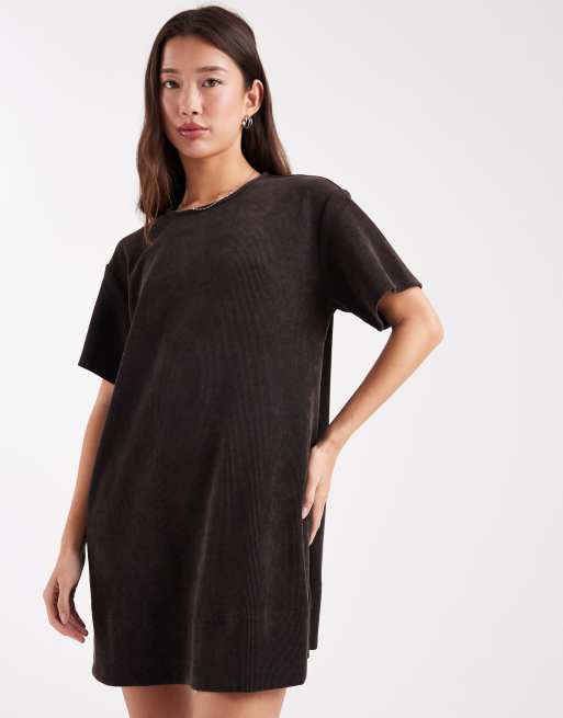 ASOS DESIGN – Brun, kort shiftklänning i manchester med korta ärmar och fickor, 2 av 4