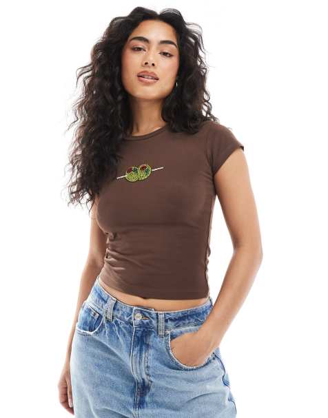 ASOS DESIGN – Brun, kort t-shirt i krympt modell med pärlat olivtryck - view 1