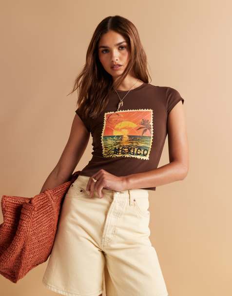 ASOS DESIGN – Brun, kort t-shirt med frimärkestryck - view 1