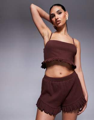 ASOS DESIGN – Brun, krinklad crop top med volangfåll, del av set - view 1