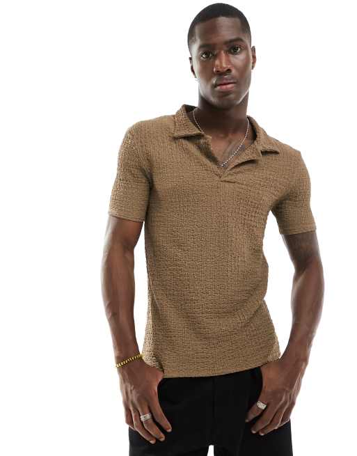 ASOS DESIGN – Brun, krinklad pikétröja i muscle fit
