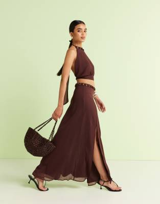 ASOS DESIGN – Brun maxikjol med utskurna detaljer, pärlor och volym, del av set