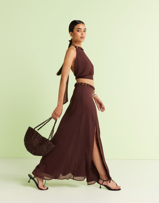 ASOS DESIGN – Brun maxikjol med utskurna detaljer, pärlor och volym, del av set