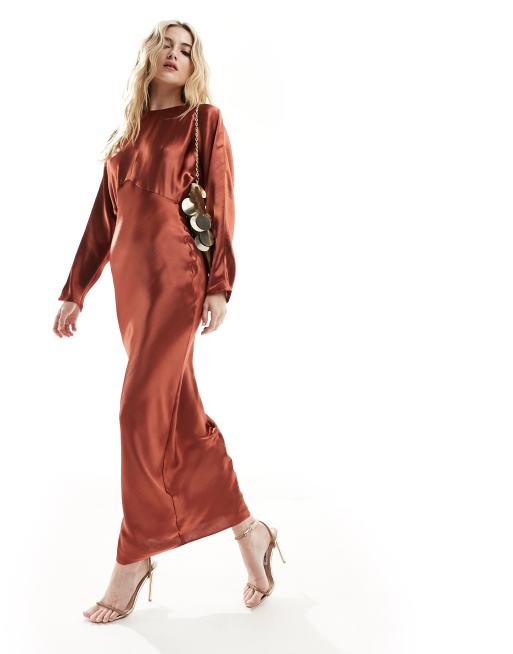 ASOS DESIGN - Brun maxikjole med skråsnit og flagermusærmer i satin, 3 af 4