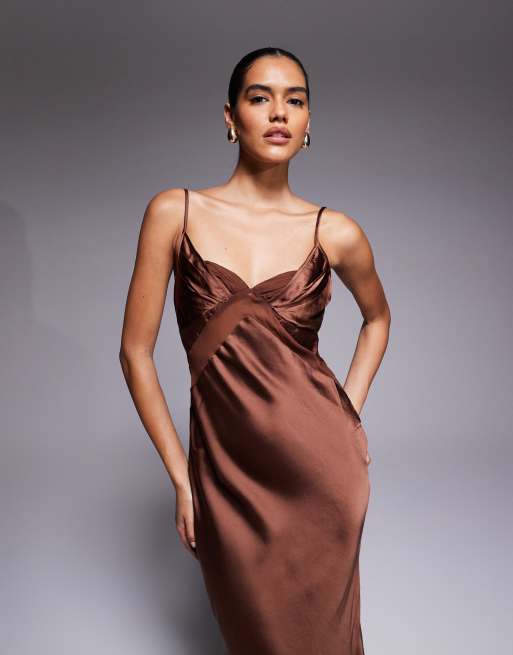 ASOS DESIGN – Brun maxiklänning i satin och chiffongmix med panelsydd design vid bysten, 2 av 4