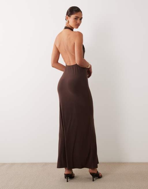 ASOS DESIGN – Brun maxiklänning med halterneck, cutaway-krage och och metalldetaljer, 4 av 4