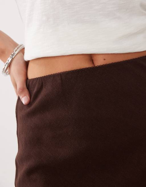 ASOS DESIGN - Brun midaxinederdel i skråtskåret høragtigt stof, 3 af 5