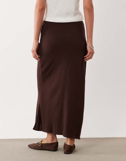 ASOS DESIGN - Brun midaxinederdel i skråtskåret høragtigt stof, 4 af 5