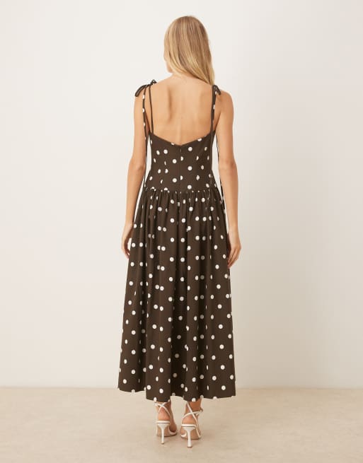 ASOS DESIGN - Brun midikjole med sænket talje, bindestropper og polkaprikker i struktureret stof, 4 af 4