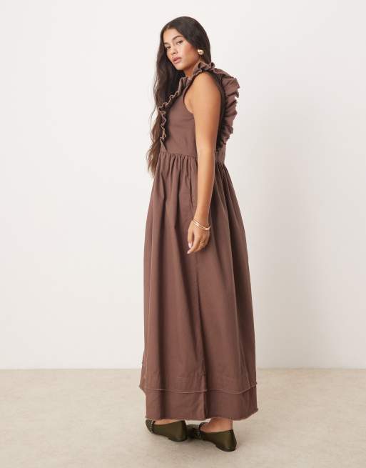 ASOS DESIGN – Brun midiklänning med hög krage och volanger på axlarna i twill, 2 av 4