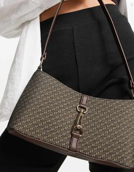ASOS DESIGN – Brun, monogram-mönstrad axelväska i 90-talsstil med metallspänne, 2 av 4