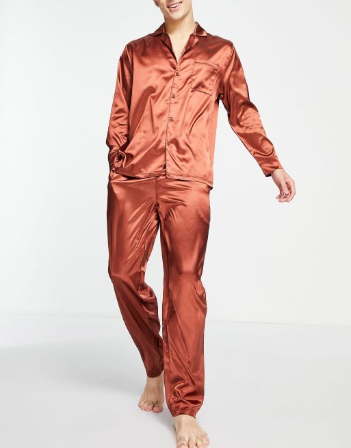 ASOS DESIGN – Brun mysig pyjamas i satin med skjorta och byxor