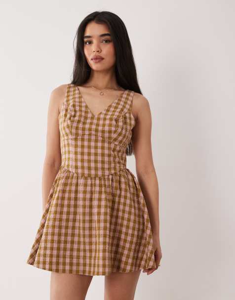 ASOS DESIGN – Brun- och rosarutig sundress i minilängd med v-ringning, markerad midja och dekorativ söm - view 1