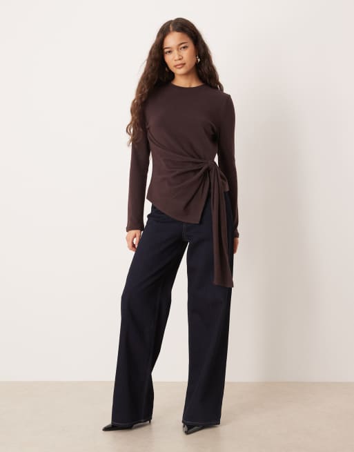 ASOS DESIGN - Brun og superblød top med indsyet design i siden og draperede detaljer, 2 af 4