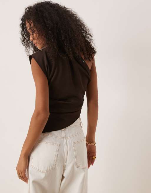 ASOS DESIGN - Brun oneshoulder-top med asymmetrisk kant og rynkede detaljer, 4 af 4