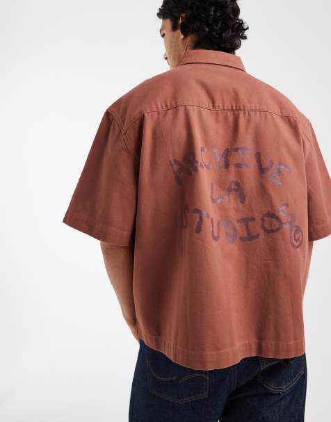 ASOS DESIGN - Brun oversized skjorte i twill med korte ærmer og print på ryggen samt firkantet pasform - view 1