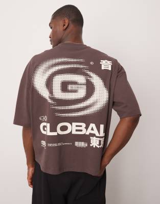 ASOS DESIGN - Brun oversized T-shirt med sænkede skuldre og printdetalje - view 1