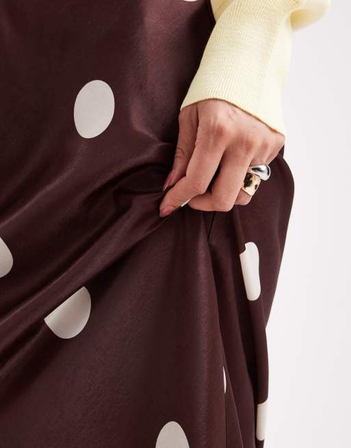 ASOS DESIGN – Brun, prickig maxikjol i satin med låg midja, 4 av 5