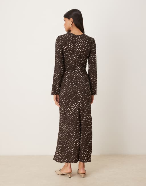 ASOS DESIGN – Brun, prickig maxiklänning med långa ärmar och rund halsringning, 3 av 4