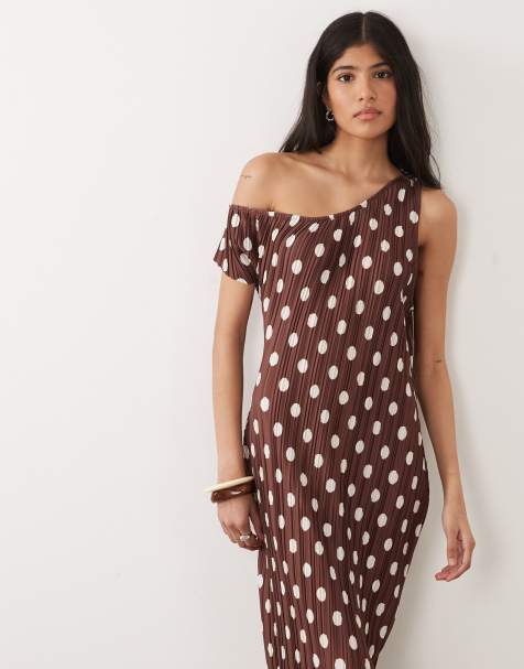 ASOS DESIGN – Brun, prickig, plisserad midiklänning i off shoulder-modell - view 1