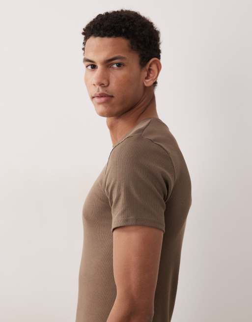 ASOS DESIGN – Brun, ribbad, enkel t-shirt i muscle fit  , 2 av 5