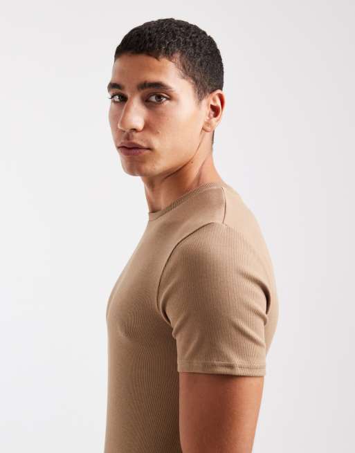 ASOS DESIGN – Brun, ribbad, enkel t-shirt i muscle fit, 4 av 5
