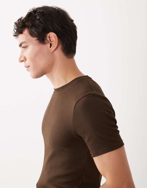 ASOS DESIGN – Brun, ribbad, enkel t-shirt i muscle fit, 4 av 5