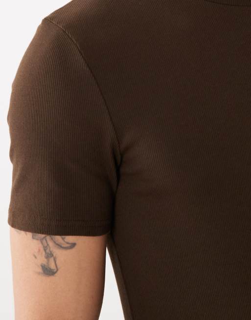 ASOS DESIGN – Brun, ribbad, enkel t-shirt i muscle fit, 5 av 5