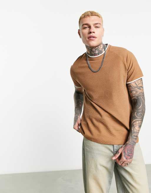 ASOS DESIGN – Brun ribbad t-shirt i avslappnad passform med kontrasterande halsringning