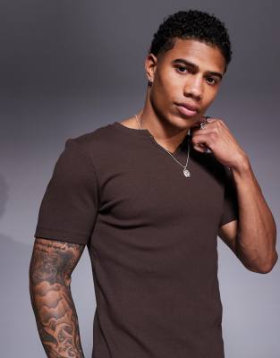 ASOS DESIGN – Brun, ribbad t-shirt i muscle fit med sprund i halsen - view 1