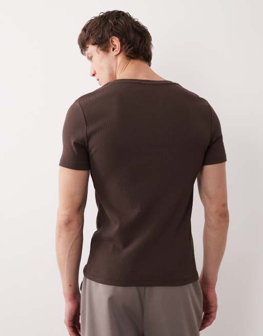 ASOS DESIGN – Brun, ribbad t-shirt i muscle fit med sprund  , 3 av 5