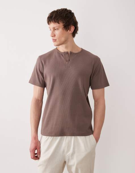 ASOS DESIGN – Brun, ribbad t-shirt i regular fit med henleykrage - view 1
