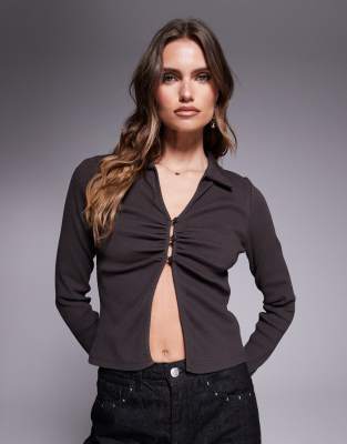 ASOS DESIGN – Brun, ribbad topp med rysch framtill och långa ärmar - view 1