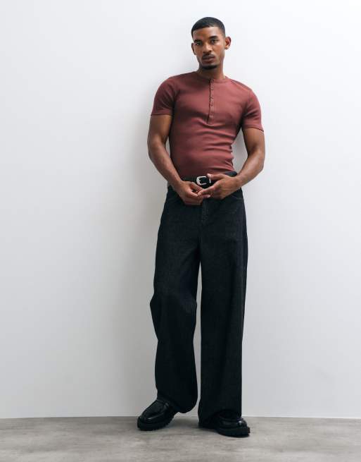 ASOS DESIGN - Brun ribbet og tætsiddende T-shirt med henley-hals, 3 af 7