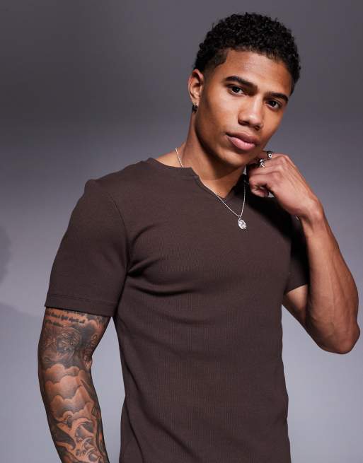 ASOS DESIGN - Brun ribstrikket tætsiddende T-shirt med hak i halsen