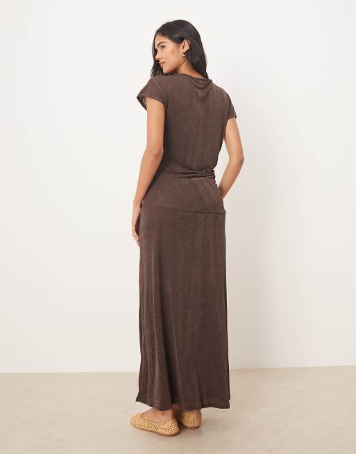 ASOS DESIGN – Brun, silkig maxiklänning med holkärmar och dekorativ söm, 3 av 4