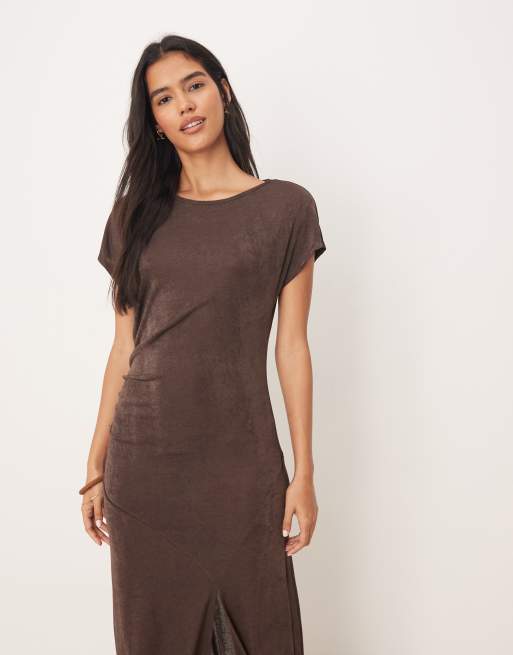 ASOS DESIGN – Brun, silkig maxiklänning med holkärmar och dekorativ söm, 4 av 4