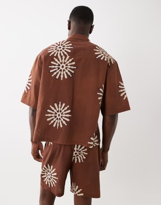 ASOS DESIGN – Brun skjorta i oversize med boxig passform, platt krage och solmönster, del av set, 4 av 5