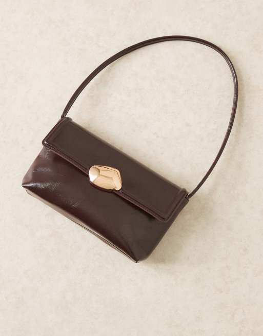 ASOS DESIGN - Brun skuldertaske med metallukning i smeltet design, 3 af 4