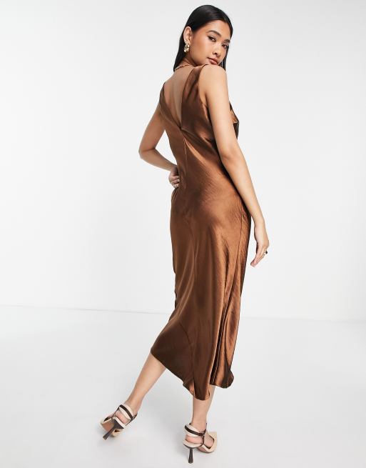 ASOS DESIGN - Brun slip-midikjole i satin med asymmetrisk snit og V-hals, 2 af 4